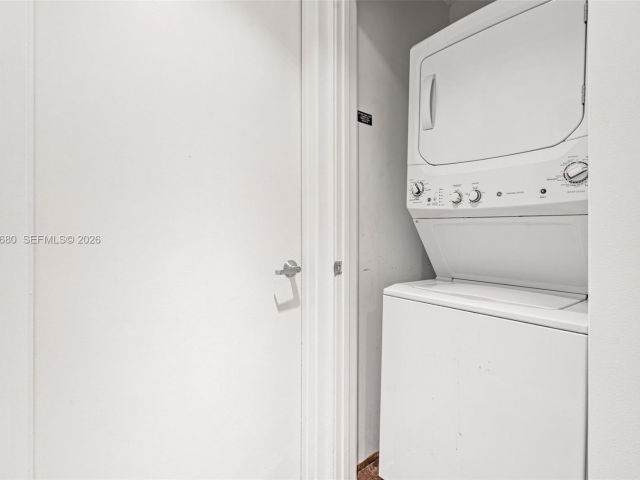 1-bedroom condo for sale in Miami - 1050 Brickell Ave 1006 - MondialRealty