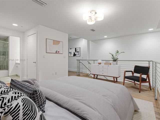 1-bedroom condo for sale in Miami - 1050 Brickell Ave 1006 - MondialRealty