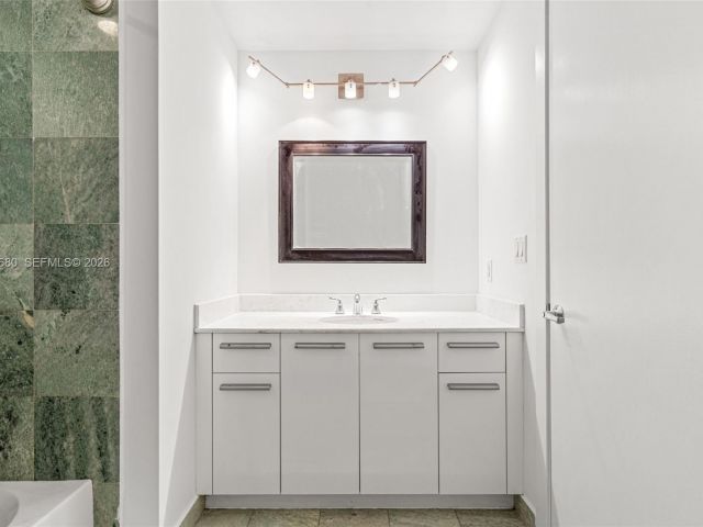 1-bedroom condo for sale in Miami - 1050 Brickell Ave 1006 - MondialRealty