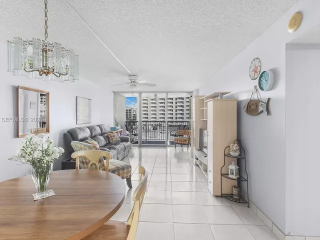 1-bedroom condo for sale in Miami Beach - 2655 Collins Ave 603 - MondialRealty