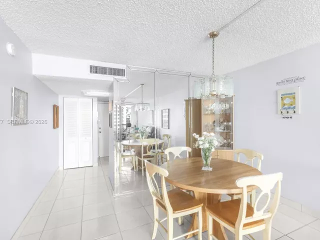 1-bedroom condo for sale in Miami Beach - 2655 Collins Ave 603 - MondialRealty