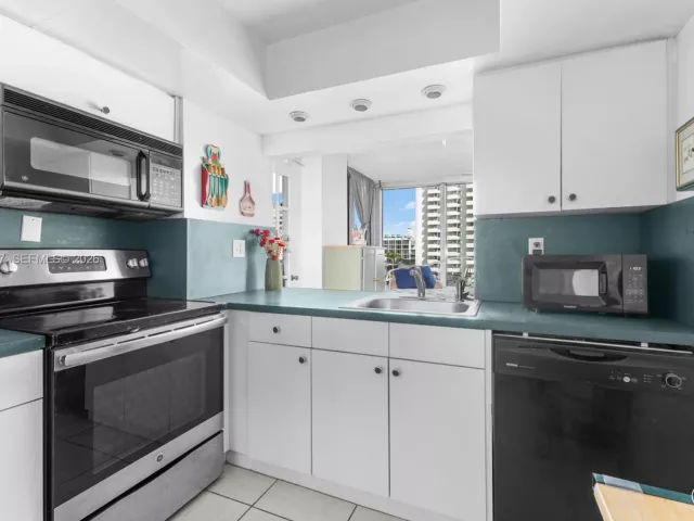 1-bedroom condo for sale in Miami Beach - 2655 Collins Ave 603 - MondialRealty