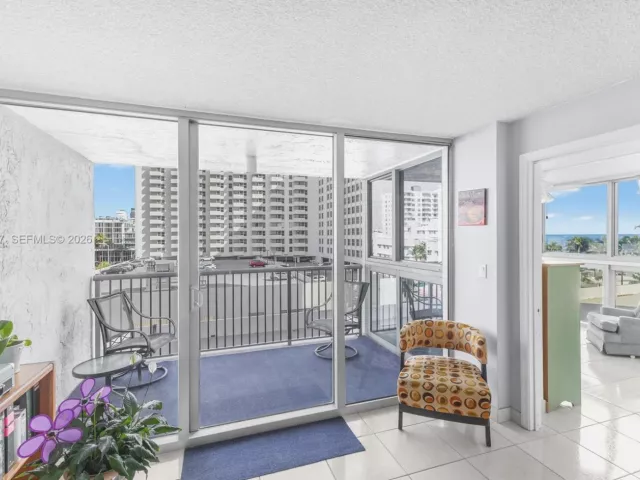 1-bedroom condo for sale in Miami Beach - 2655 Collins Ave 603 - MondialRealty