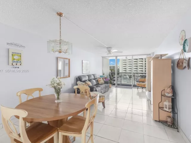 1-bedroom condo for sale in Miami Beach - 2655 Collins Ave 603 - MondialRealty