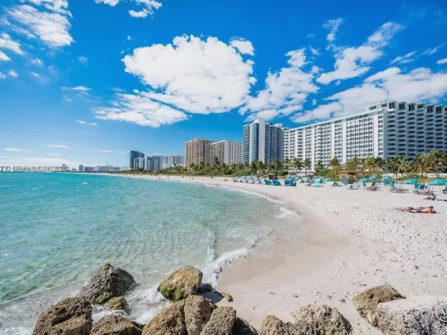 1-bedroom condo for sale in Miami Beach - 2655 Collins Ave 603 - MondialRealty