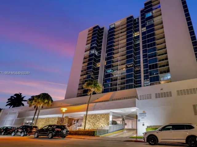 1-bedroom condo for sale in Miami Beach - 2655 Collins Ave 603 - MondialRealty