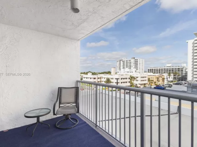 1-bedroom condo for sale in Miami Beach - 2655 Collins Ave 603 - MondialRealty