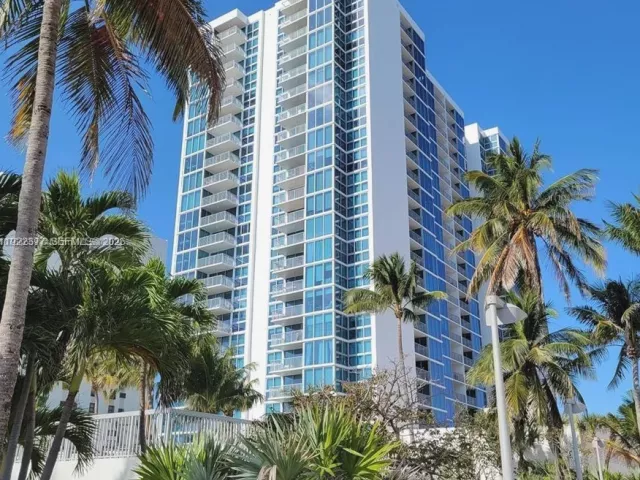 1-bedroom condo for sale in Miami Beach - 2655 Collins Ave 603 - MondialRealty