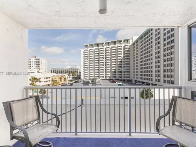 1-bedroom condo for sale in Miami Beach - 2655 Collins Ave 603 - MondialRealty
