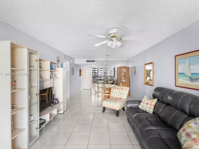 1-bedroom condo for sale in Miami Beach - 2655 Collins Ave 603 - MondialRealty