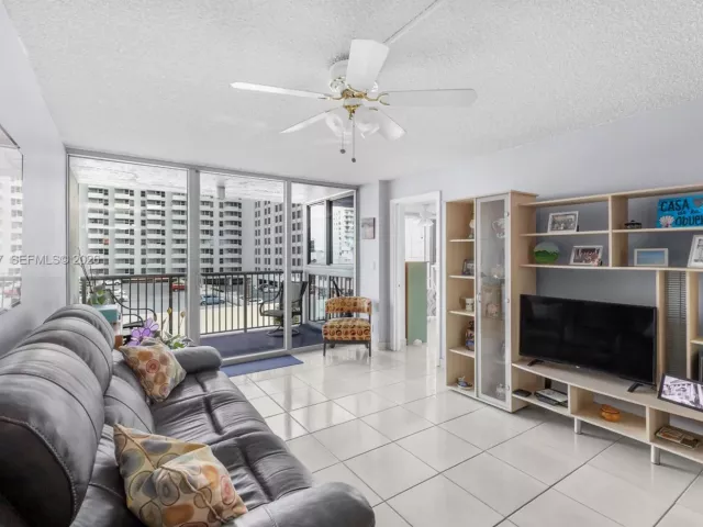 1-bedroom condo for sale in Miami Beach - 2655 Collins Ave 603 - MondialRealty