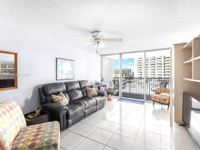 1-bedroom condo for sale in Miami Beach - 2655 Collins Ave 603 - MondialRealty