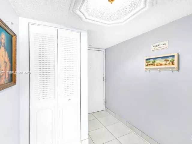 1-bedroom condo for sale in Miami Beach - 2655 Collins Ave 603 - MondialRealty