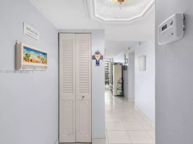 1-bedroom condo for sale in Miami Beach - 2655 Collins Ave 603 - MondialRealty