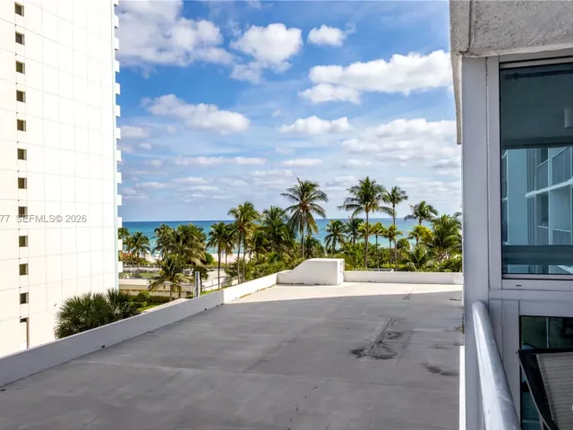 1-bedroom condo for sale in Miami Beach - 2655 Collins Ave 603 - MondialRealty