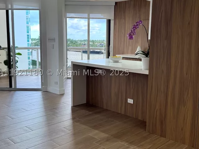 2-bedroom condo for sale in Aventura - 20191 E Country Club Dr 504 - MondialRealty