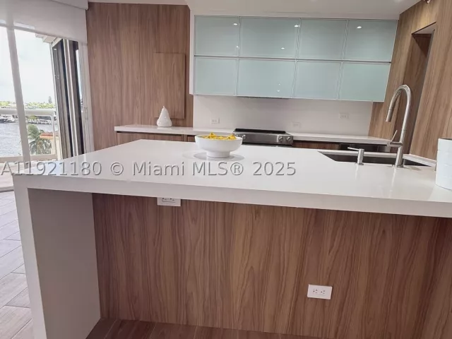 2-bedroom condo for sale in Aventura - 20191 E Country Club Dr 504 - MondialRealty