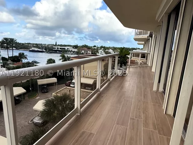 2-bedroom condo for sale in Aventura - 20191 E Country Club Dr 504 - MondialRealty
