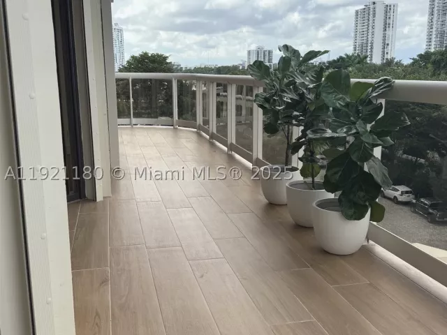 2-bedroom condo for sale in Aventura - 20191 E Country Club Dr 504 - MondialRealty