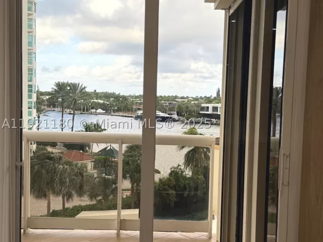 2-bedroom condo for sale in Aventura - 20191 E Country Club Dr 504 - MondialRealty
