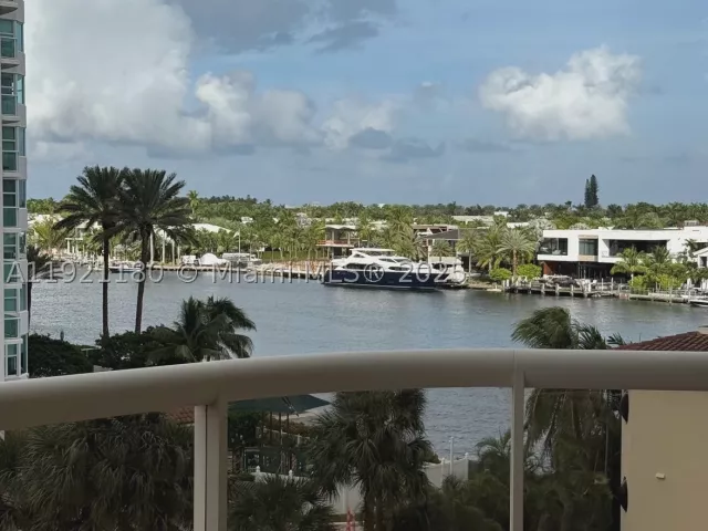 2-bedroom condo for sale in Aventura - 20191 E Country Club Dr 504 - MondialRealty