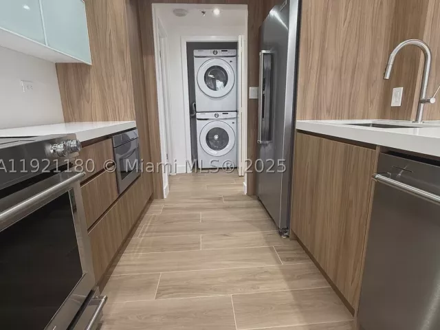 2-bedroom condo for sale in Aventura - 20191 E Country Club Dr 504 - MondialRealty