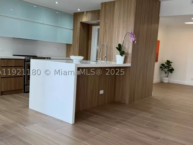 2-bedroom condo for sale in Aventura - 20191 E Country Club Dr 504 - MondialRealty