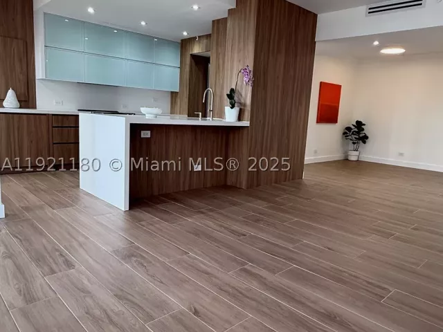2-bedroom condo for sale in Aventura - 20191 E Country Club Dr 504 - MondialRealty