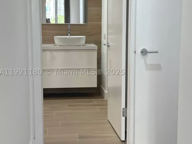 2-bedroom condo for sale in Aventura - 20191 E Country Club Dr 504 - MondialRealty