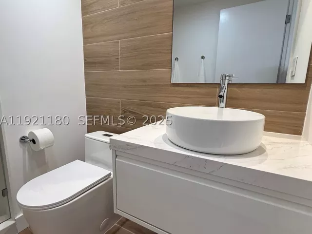 2-bedroom condo for sale in Aventura - 20191 E Country Club Dr 504 - MondialRealty