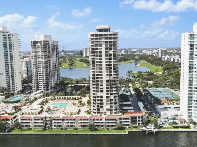 2-bedroom condo for sale in Aventura - 20191 E Country Club Dr 504 - MondialRealty