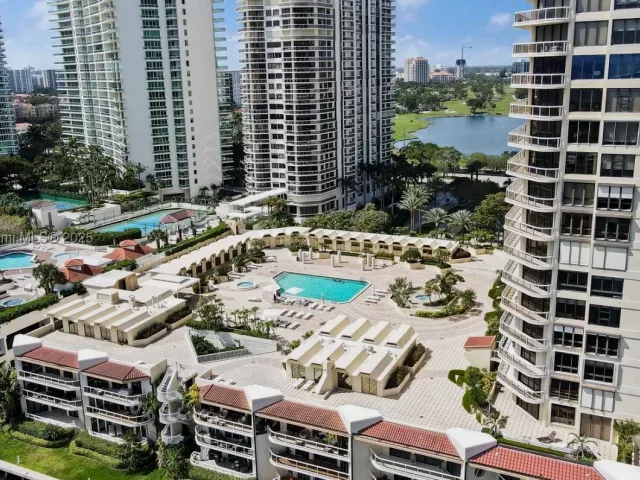 2-bedroom condo for sale in Aventura - 20191 E Country Club Dr 504 - MondialRealty