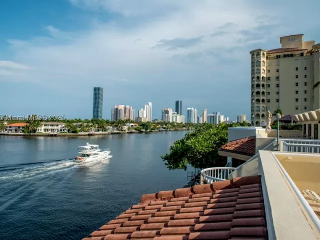 2-bedroom condo for sale in Aventura - 20191 E Country Club Dr 504 - MondialRealty