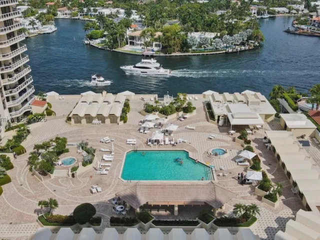 2-bedroom condo for sale in Aventura - 20191 E Country Club Dr 504 - MondialRealty