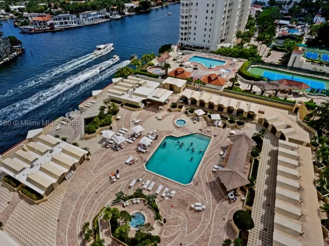 2-bedroom condo for sale in Aventura - 20191 E Country Club Dr 504 - MondialRealty