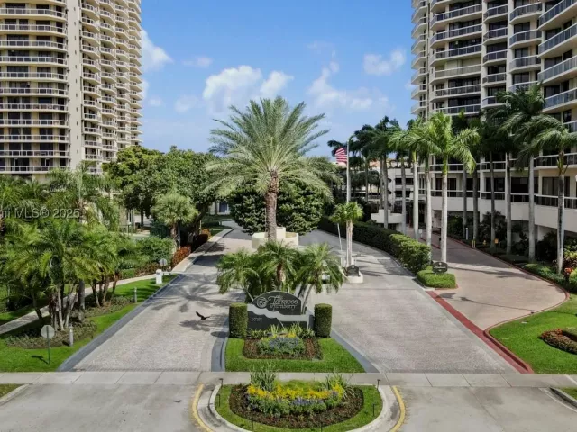 2-bedroom condo for sale in Aventura - 20191 E Country Club Dr 504 - MondialRealty