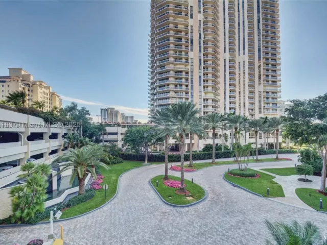 2-bedroom condo for sale in Aventura - 20191 E Country Club Dr 504 - MondialRealty