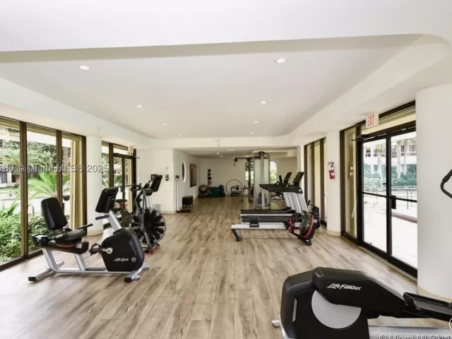 2-bedroom condo for sale in Aventura - 20191 E Country Club Dr 504 - MondialRealty