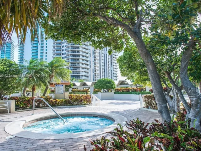 2-bedroom condo for sale in Aventura - 20191 E Country Club Dr 504 - MondialRealty