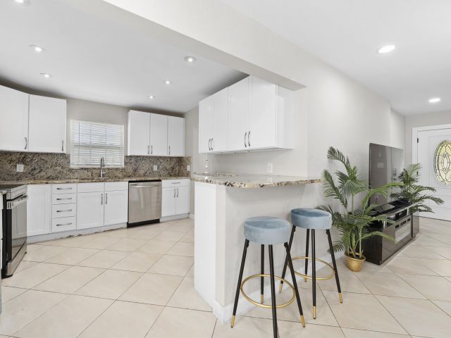 Home for rent at 250 NW 11 Street - photo 6848612