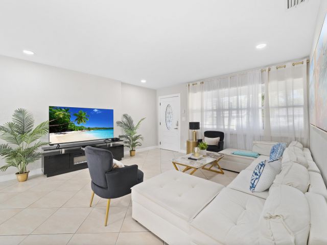 Home for rent at 250 NW 11 Street - photo 6848619