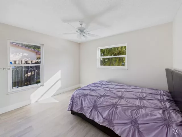 3-bedroom home for sale in Cooper City - 10221 SW 50th Ct - MondialRealty