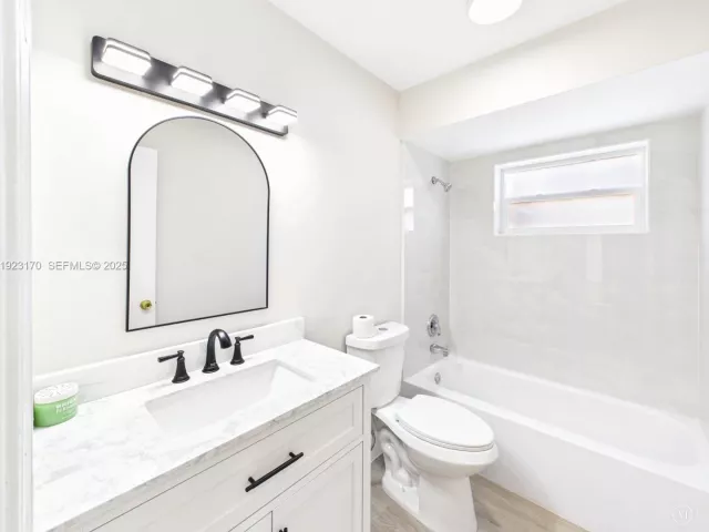 3-bedroom home for sale in Cooper City - 10221 SW 50th Ct - MondialRealty