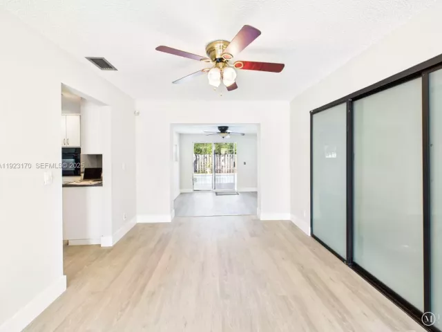 3-bedroom home for sale in Cooper City - 10221 SW 50th Ct - MondialRealty