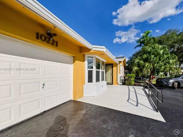 3-bedroom home for sale in Cooper City - 10221 SW 50th Ct - MondialRealty