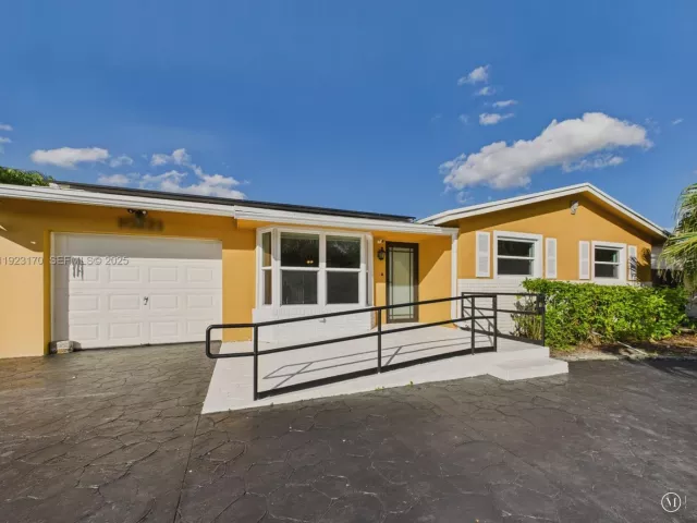 3-bedroom home for sale in Cooper City - 10221 SW 50th Ct - MondialRealty