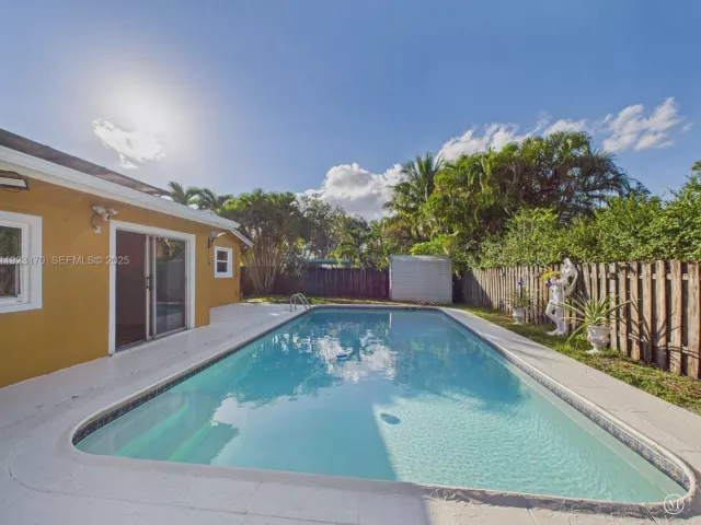 3-bedroom home for sale in Cooper City - 10221 SW 50th Ct - MondialRealty