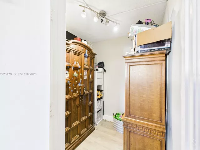 3-bedroom home for sale in Cooper City - 10221 SW 50th Ct - MondialRealty