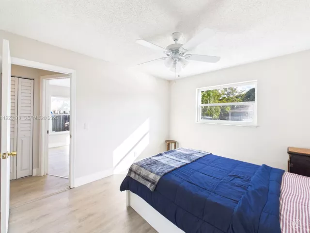 3-bedroom home for sale in Cooper City - 10221 SW 50th Ct - MondialRealty