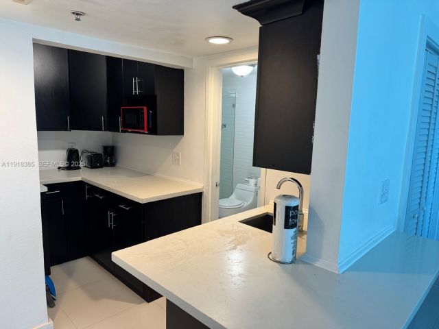 condo for sale in Miami Beach - 5445 Collins Ave 915 - MondialRealty